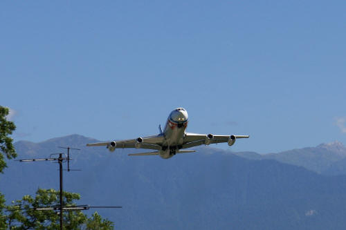 фотография 026 взлетающий самолет авиалайнер ил-76 на взлете над горами аэропорт адлер
