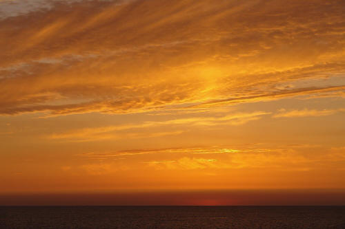 фотография 038 море золотое небо облака