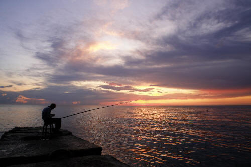 фотография 048 рыбак на пирсе океан удочка закат