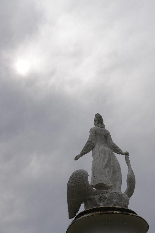 фотография 050 скульптура женщины взгляд в туманное небо