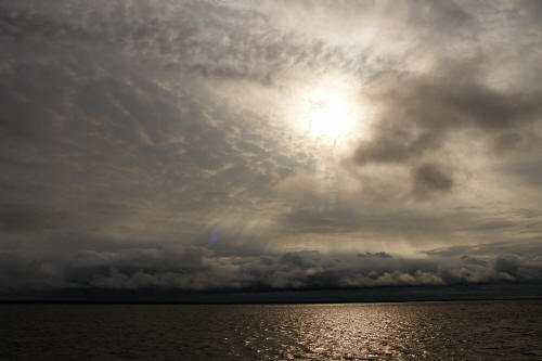 фотография 053 озеро косые лучи солнца сквозь облака