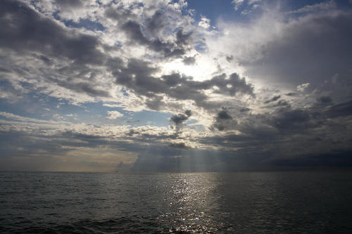 фотография 055 море красивые облака косые лучи солнца блики на воде