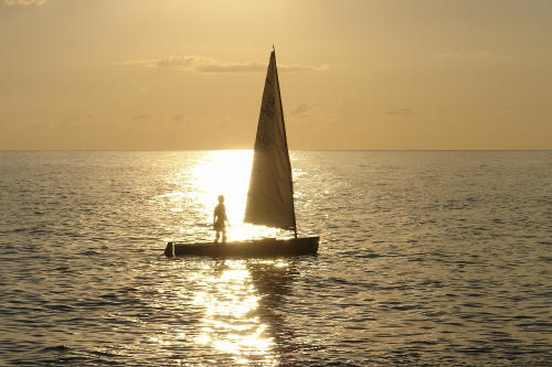 фотография 056  яхта под парусов на море солнце океан солнечная дорожка
