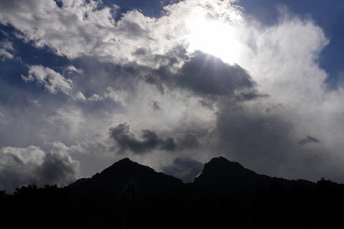 фотография 061 темные горы силуэты гор облака
