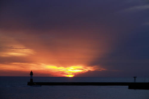 фотография 080 маяк закат море вода солнце косые лучи