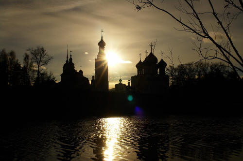 фотография 097 вечер река церковь купола кресты отражение солнца в воде
