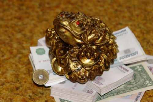 фотография 114 деньги купюры банкноты тысяча рублей пачка жаба фэн шуй