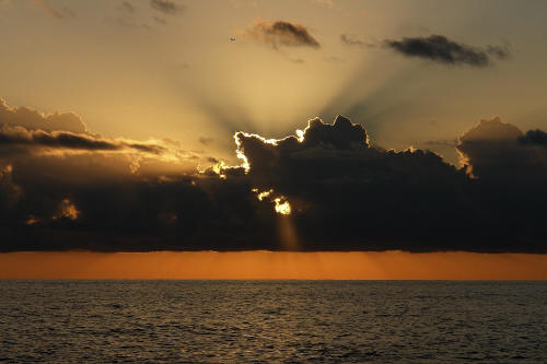 фотография 133 океан солнце за тучей косые лучи
