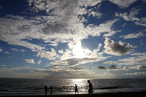 фотография 146 побережье линия прибоя силуэты людей фигуры море и небо