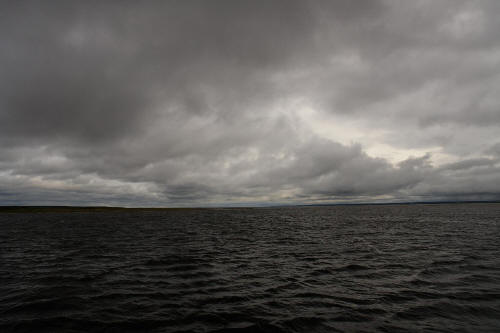 фотография 163 озеро низкое небо дождевые тучи над водой