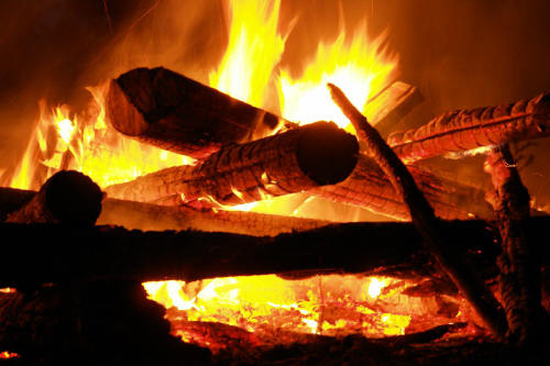 фотография 166 костер дрова яркое пламя