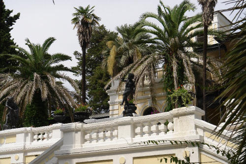 фотография 174 старинный особняк с балконом и пальмами усадьба 