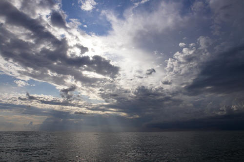 фотография 178 косые лучи море облака