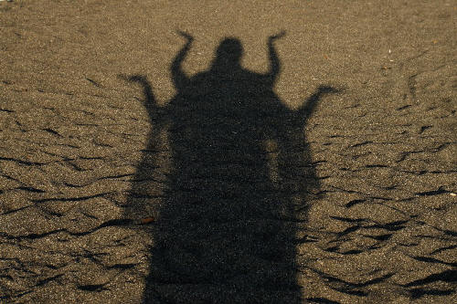 фотография 180 фигуры на песке тени людей