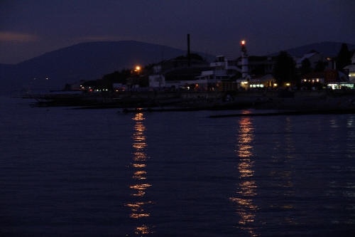 фотография 189 маяки ночь отражение в море набережная сочи ночные огни