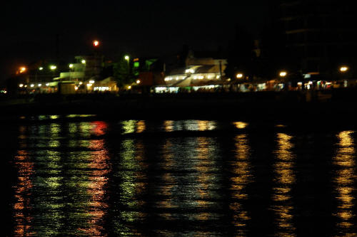 фотография 190 ночная набережная отражения огней в воде